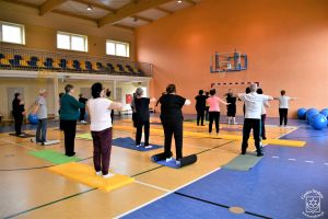 Zajęcia gimnastyki zdrowotnej w Koźlu w ramach Strykowskiej Akademii Seniora