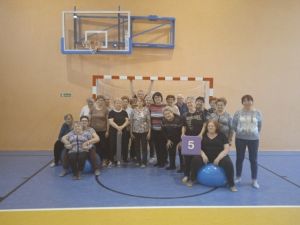 Gimnastyka zdrowotna w SP Koźle w ramach Strykowskiej Akademii Seniora, 19.05.2023