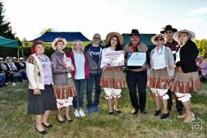 Wręczenie nagrody I Festiwalu Kół Gospodyń Wiejskich Ziemi Strykowskiej