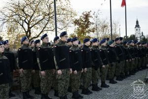 Honorowa warta uczniów klasy mundurowej ZS Nr 1 w Bratoszewicach pod Pomnikiem Niepodległości