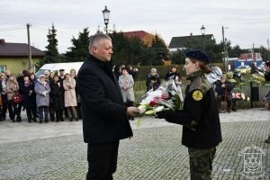 Kwiaty składa w imieniu ZGKiM w Strykowie Dyrektor Rafał Olczyk.