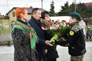 Kwiaty składa delegacja Sołectwa Osse: Iwona Karwacka, Teresa i Wincenty Majchrzakowie.
