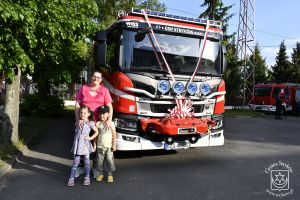 Gminny Dzień Strażaka w Strykowie. Mieszkańcy przy nowym samochodzie bojowym OSP w Strykowie.