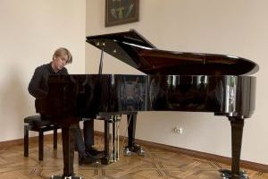 Występuje pianista Maciej Jonczyk