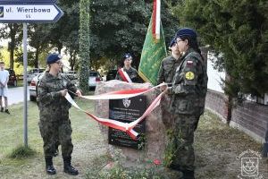 Tablica upamiętniająca braci Cypriana i Stanisława Żabickich w Dobieszkowie