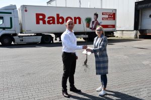 Zastępca Burmistrza Strykowa Tamara Barańska-Kiemaczyńska przekazuje sadzonkę lipy szerokolistnej Dyrektorowi Regionu Raben...