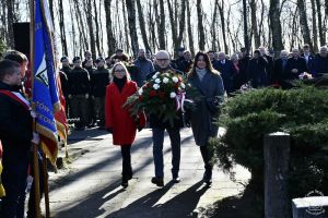 Obchody 161. rocznicy Bitwy stoczonej pod Dobrą w Powstaniu Styczniowym 1863 r. Wiązankę kwiatów składa Burmistrz Strykowa...