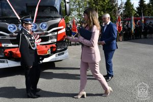 Gminny Dzień Strażaka w Strykowie. Kluczyki do nowego samochodu na ręce Prezesa OSP w Strykowie Szymona Sitka przekazuje...