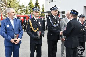 Gminny Dzień Strażaka w Strykowie. Wręczenie statuetek w podziękowaniu za nowy samochód dla jednostki OSP w Strykowie.