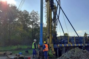 Budowa dodatkowej studni w Koźlu na terenie SUW, w trakcie budowy studni metodą udarowo-okrętną z materiałami na...
