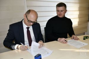 Burmistrz Strykowa Witold Kosmowski w trakcie podpisania umowy z Wykonawcą dokumentacji projektowej nowej drogi wraz z...