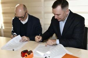 Podpisanie umowy na przebudowę drogi gminnej nr 161268 E w Kiełminie. Od lewej Burmistrz Strykowa Witold Kosmowski,...